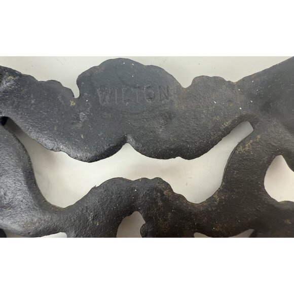 Vintage Wilton Cast Iron  Footed Trivets - Cherubs and‎ Birds Design - Set of 2 - Picture 7 of 8